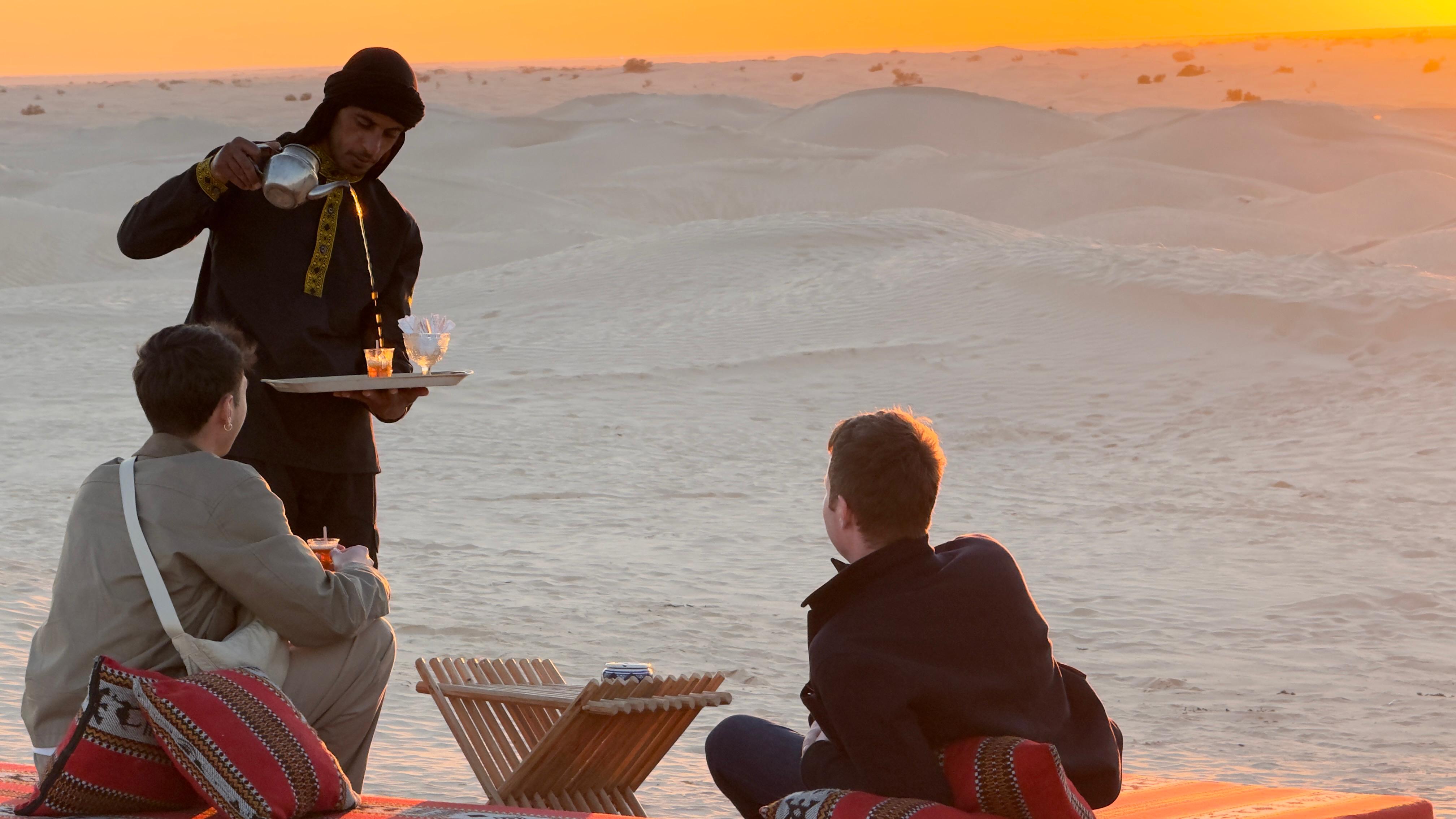 Service traditionnel du thé à la menthe au coucher du soleil